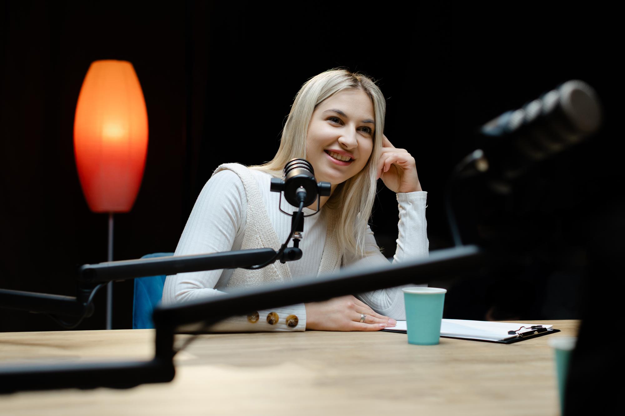 Reporter przeprowadzający wywiad przy stoliku